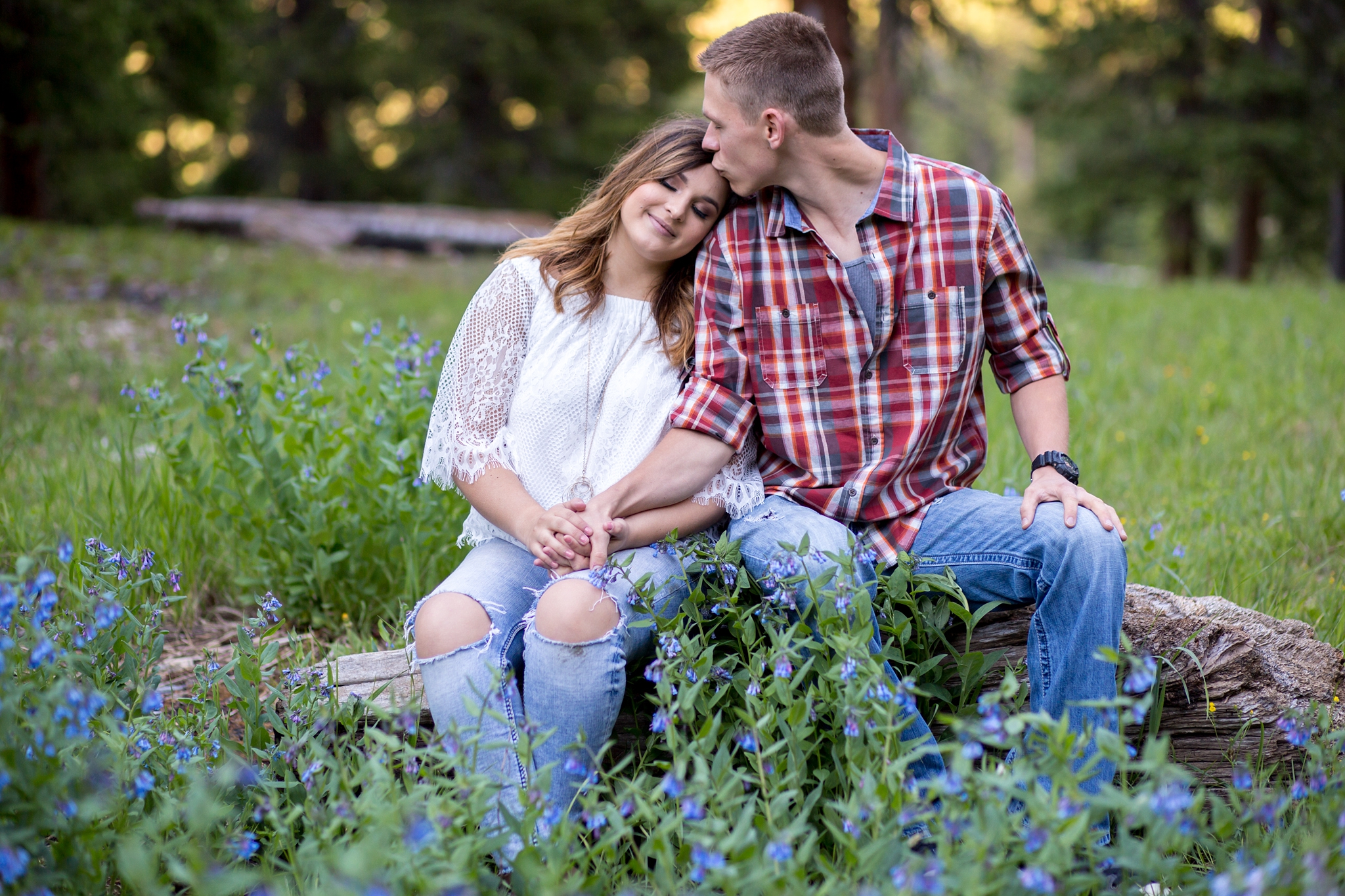 what to wear for an engagement session in the summer white top and jeans with plaid