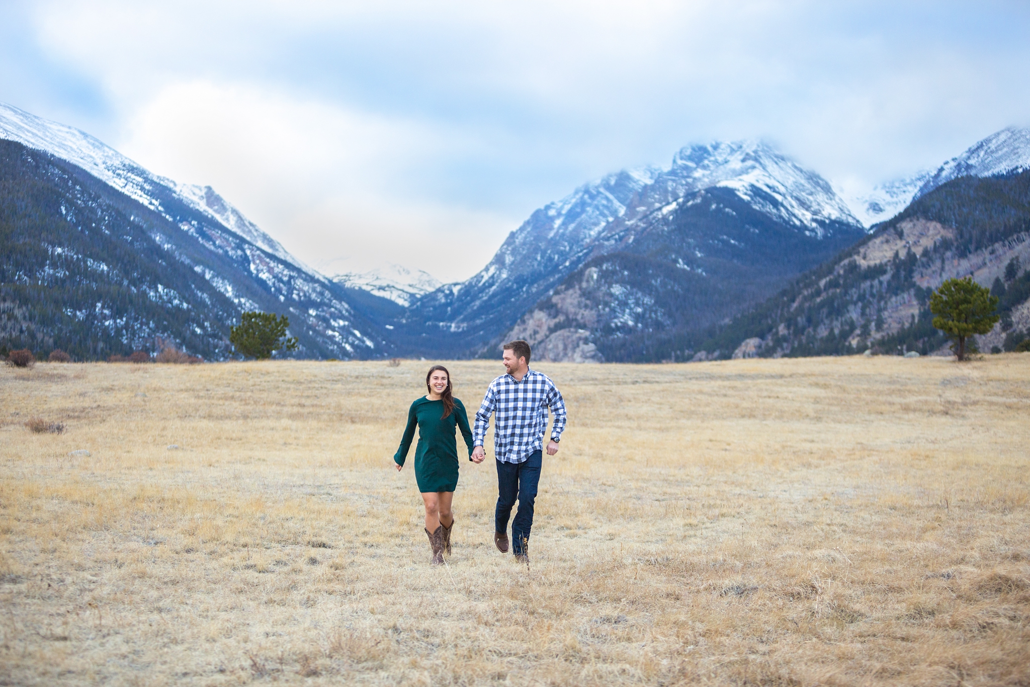 what to wear for an engagement session in rocky mountain national park outfit inspiration